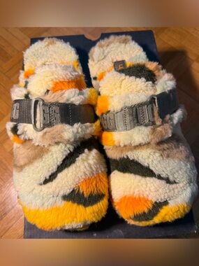UGG Fluff It Cali Collage Slide - Olive with Multicolor Accents